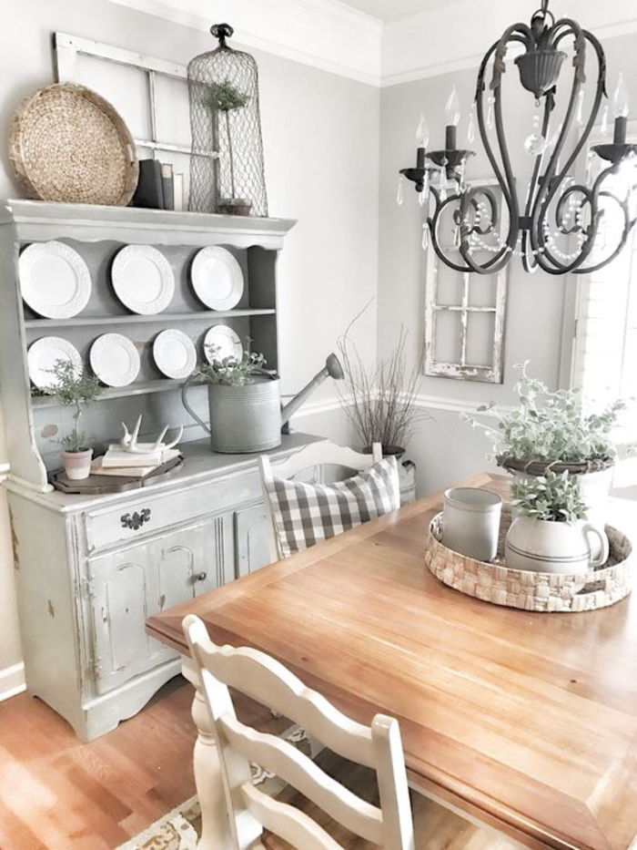 Lurvet elegant kjøkken i pastellfarger, tremøbler, grå og hvit