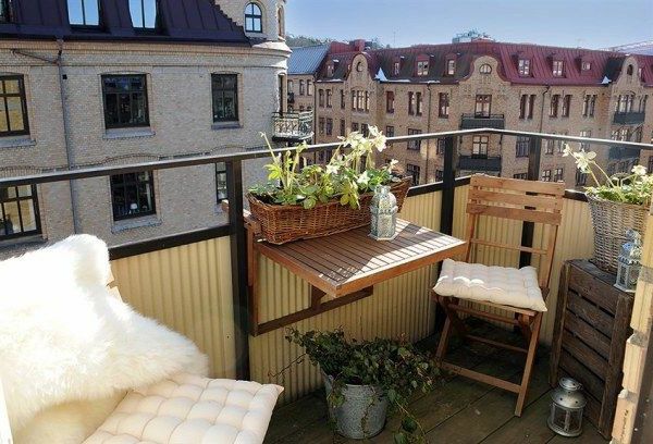mažas balkonas su dviem kėdėmis ir vaizdu į miestą