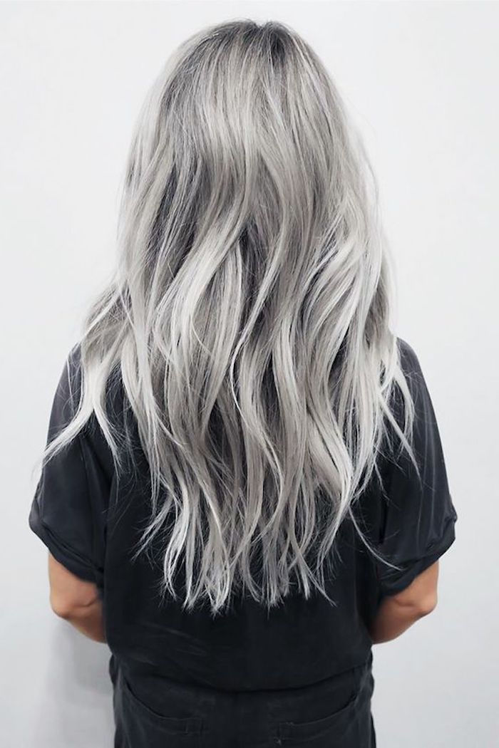 srebrzyste włosy, długie srebrne włosy, czarny t-shirt