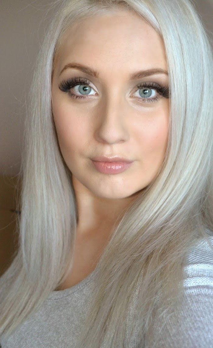 silverblont hår glatt rakt långt hår, en kvinna med blå ögon och rosa läppstift