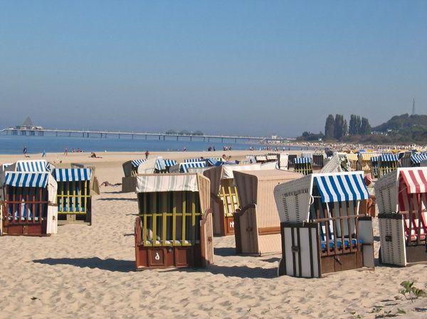 single-strandkorb-många-bitar-på-stranden-soligt-väder-coola utseende