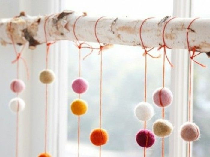 Skandinavski Deco ideja Zimska okrasitev oken breza podružnica barvita, ščetinasta kroglice