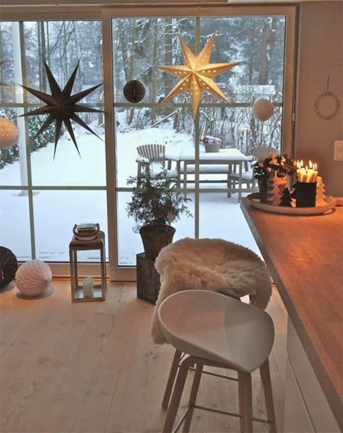 Skandinavske notranjost Zimska okrasitev okrasne snežinke, na oknu