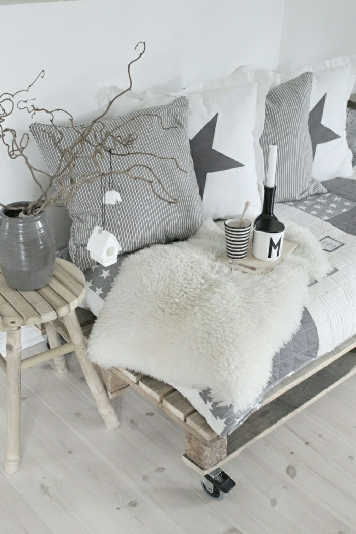 Skandinavska notranjost minimalističen bele in sive kavč iz palete blato čašasto pot Pillow