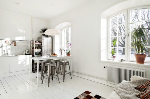 Skandinavski-stanovanje-set-elegantno belo mizo