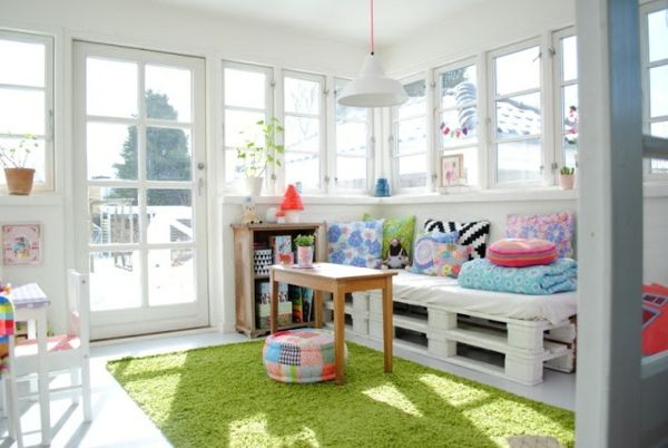 sofa-off-paleta-in-room-s-biely-design-zelený koberec