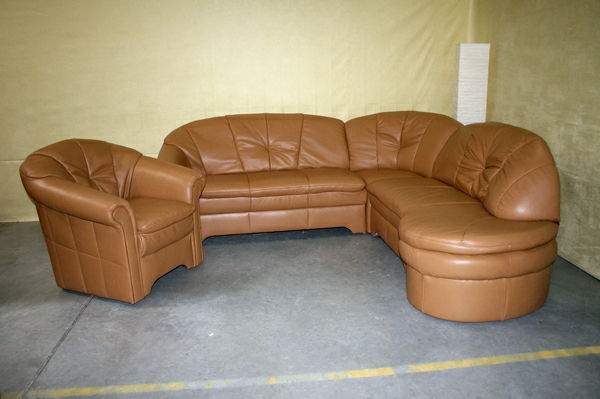 sofa yra šviesiai rudos odos smėlio spalvos