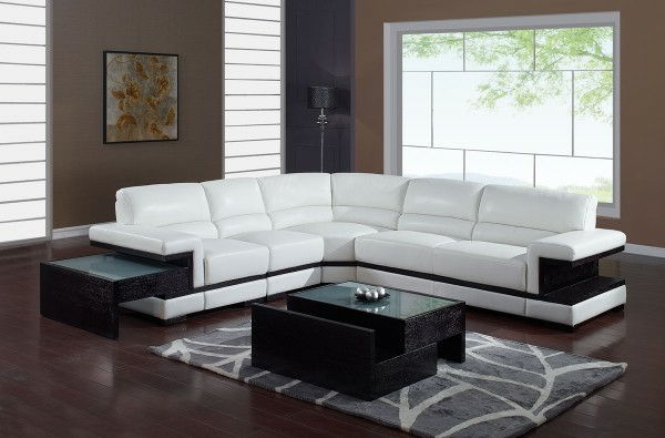 sofos aptrauktos baltos spalvos ultra modernioje gyvenamajame kambaryje