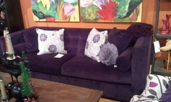 sofa-in-violetine-color-beautiful- dvi spalvingos nuotraukos ant sienos
