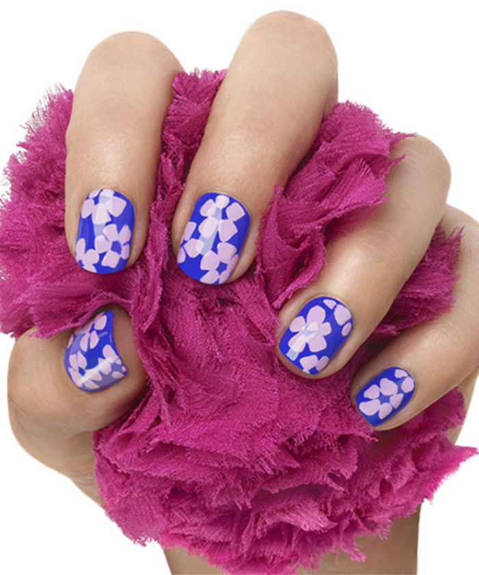 Manikiūras su gėlių motyvais, violetinė su tamsiai mėlyna kombinacija, puikios idėjos vasaros nagams
