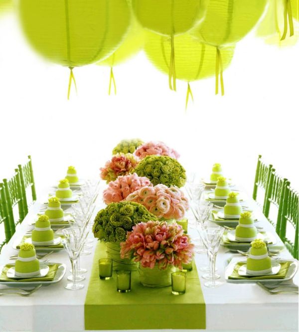 Letné dekorácie stolov v zelenej a bielej závesné gule a veľa kvetov
