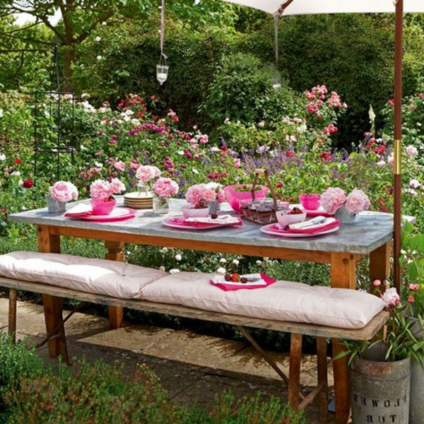 letné-stolové dekorácie-zaujímavé-vyrobené-ružové kvety pod veľkým slnečníkom
