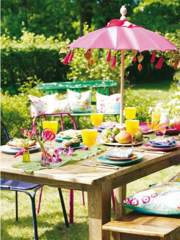 letné stolové dekorácie - krásne vyrobené - veľa ovocia a pekného slnečníka