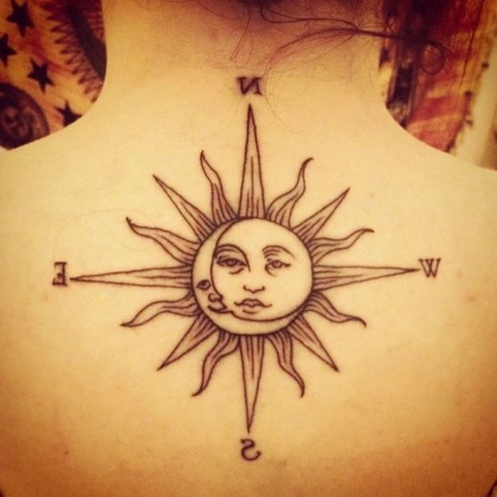 solen og månen - ideen om en fin kompass tattoo på nakken