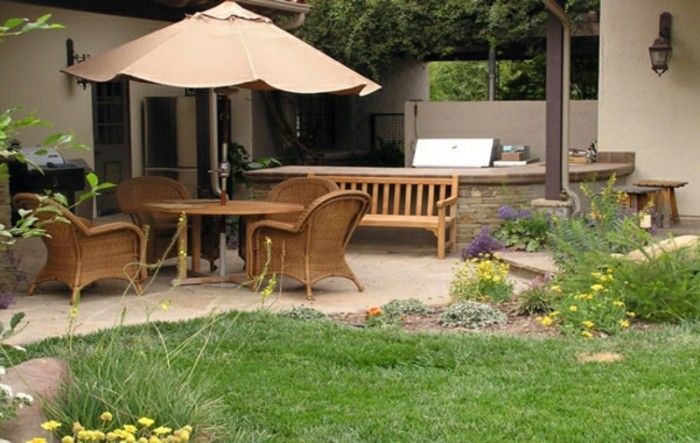 Skėtis-ir-gražūs-medinis-baldai-in-modernios-sode