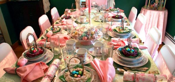 Velykų stalo deco pavasario spalvų mišinys stilingas