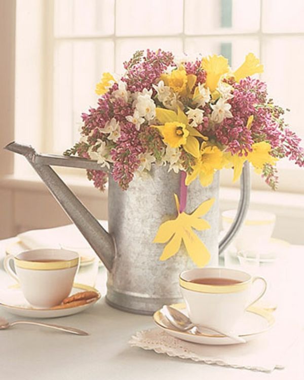 pour-oală-un-vază galben-deschis roz-alb-blossomed-table-decorare