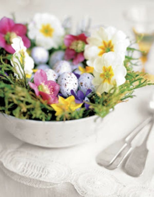 Gėlių-dubuo-su Velykų kiaušiniai spalvos mišinys