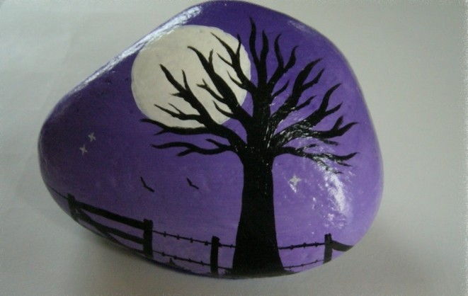 maľovanie kamene maľované-čierny strom-on-a-stone-