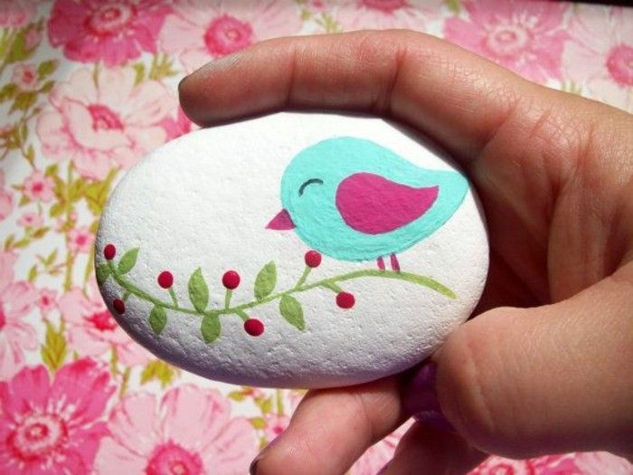 stenen-geschilderd-stone-with-a-kleurrijke-vogels