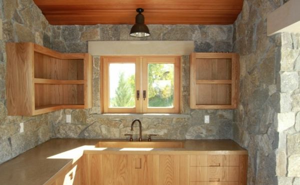 akmens siena-viduje-gražus-mažas-virtuvės-dizaino-medinės lentynos