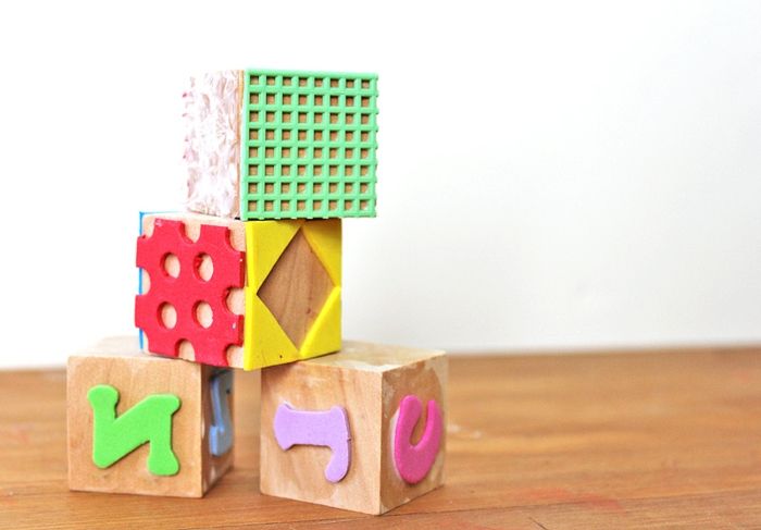 tinker cu copii, cuburi de lemn cu figuri geometrice și litere