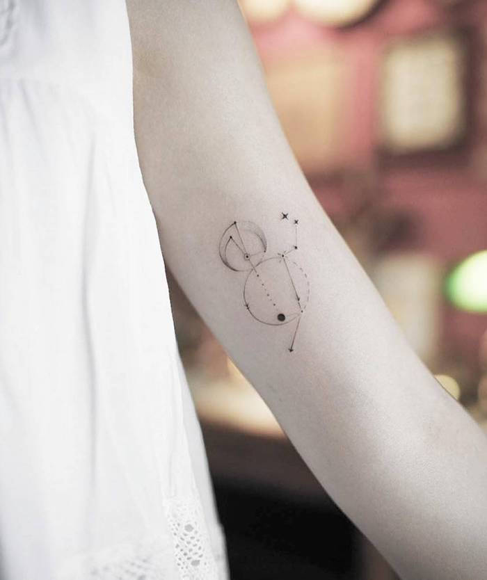 kadınlar için dövme için bir fikir - siyah küçük yıldız ve bir ay ile siyah küçük bir yıldız görüntüsü ile bir dövme ile bir el