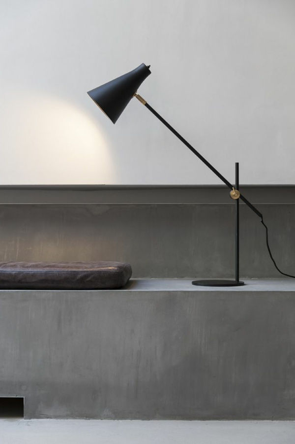 Stilingas rašomasis stalas lempa-in-juoda idėja