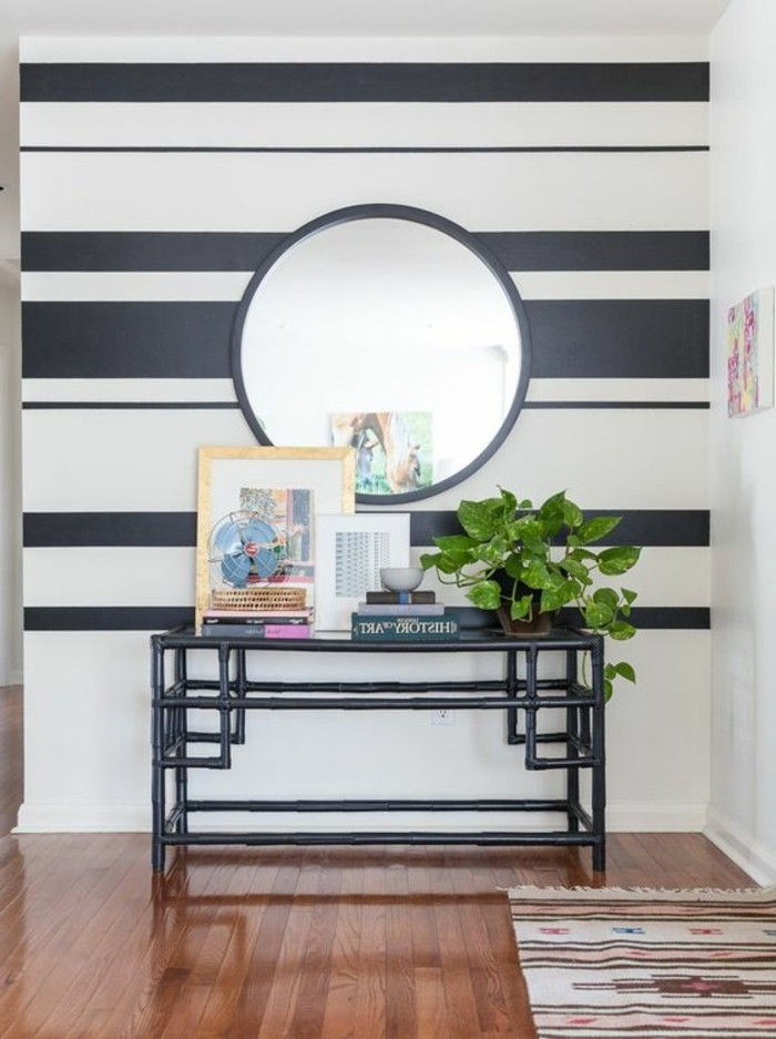 rand-delete-toalettbord-black-round-spegel-böcker-mini fan-växt trägolv-mattan-sminkbord