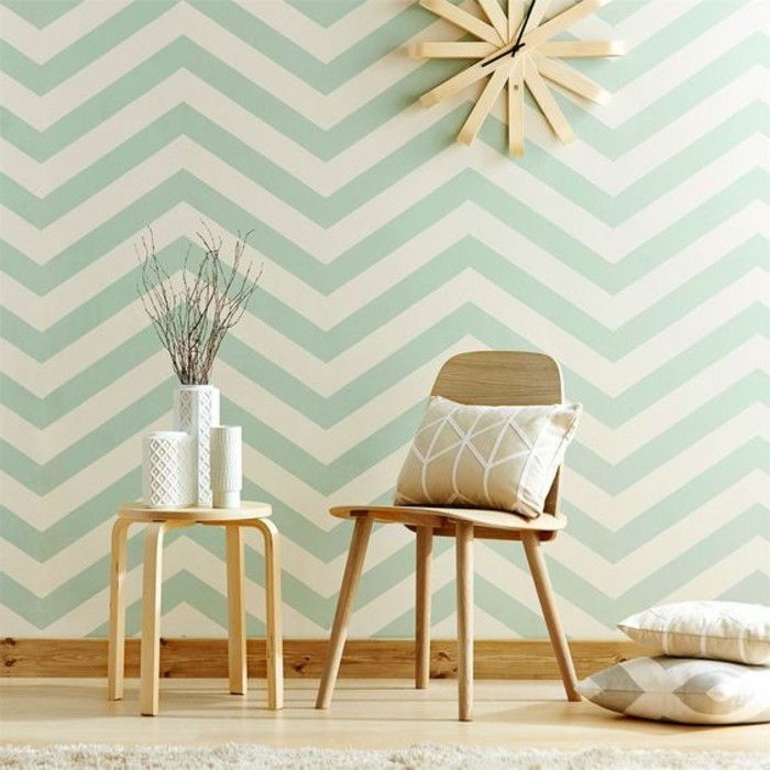 şerit-sil-beyaz-yeşil renkli tasarım duvar ahşap sandalye çizgili yastıklar Yuvarlak ahşap masa vazo-ahşap zemin-duvar saati