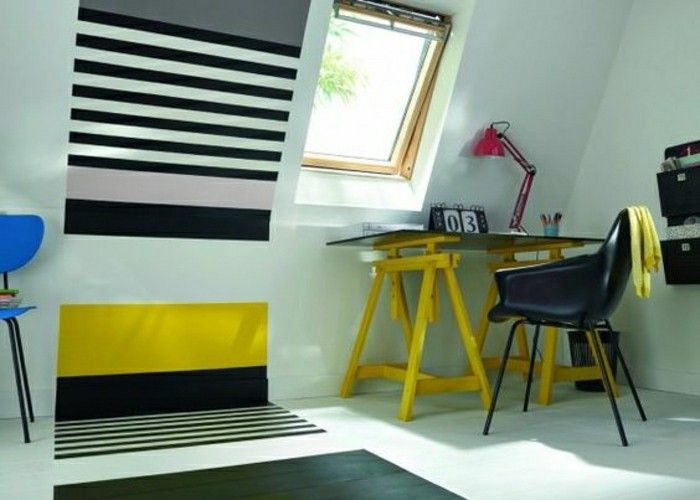 rand-delete-sovrum make-small-fönster gällt-desk-gul-blå-stol golv svart-vit-svart-stol läslampa