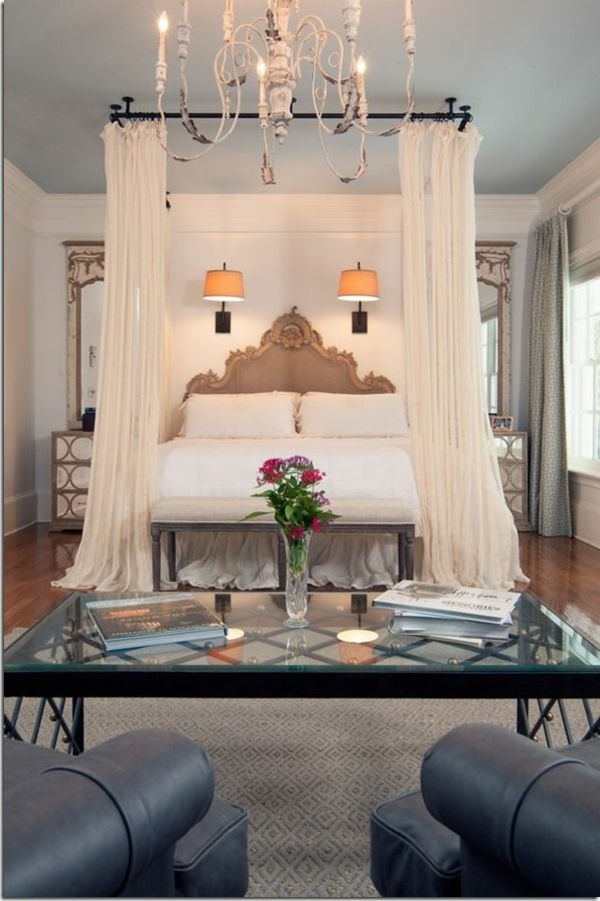 Luxusné postele s originálnymi dekoratívnymi závesmi v bielej farbe