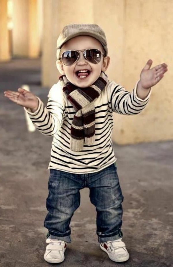super saldus mažai berniukas apsirengęs-madinga-ir-modernus