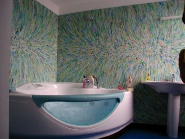 göz alıcı duvar tasarımı ile banyoda süper şık köşe banyosu