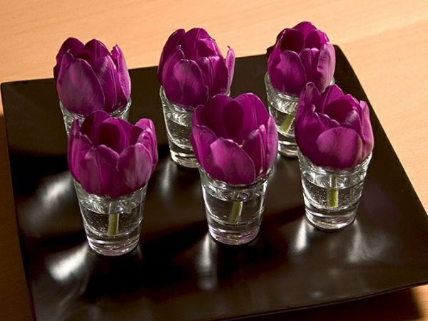 super-stor tabell dekorasjon med tulipaner