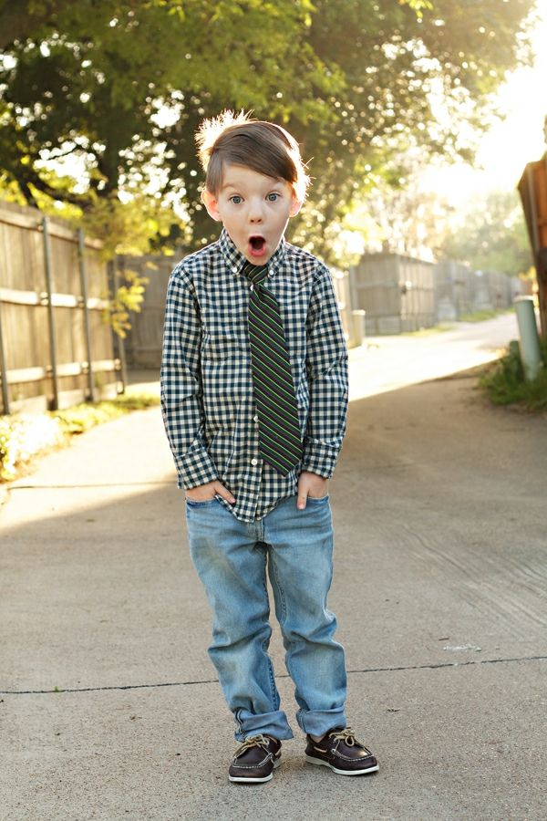 super puikus įvaizdis-of-a-mažas-gražūs-modernus-apsirengęs berniukas