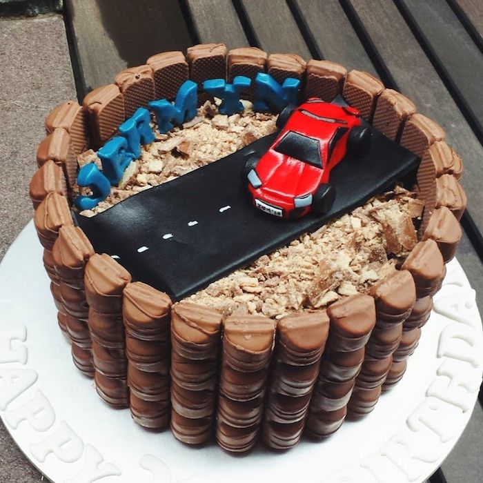 puiki dovana mažam berniukui šokolado tortą su automobiliu