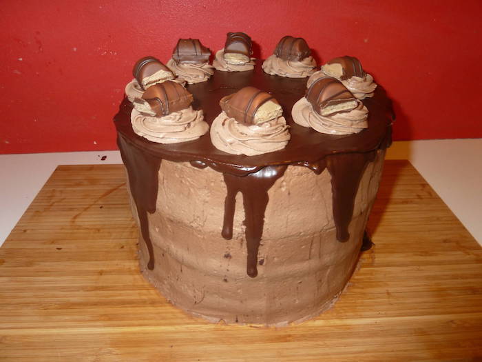 šokoladinis pyragas, pagamintas iš vaikų šokolado su vaikų barais, kaip dekoravimas
