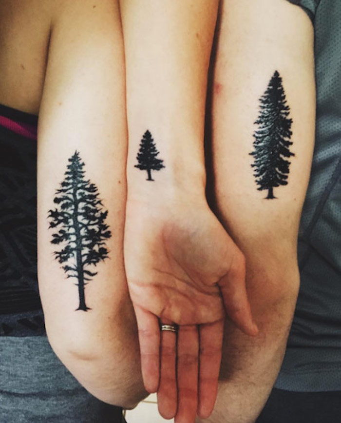 Trije bratje in sestre, ki imajo tatoo drevesa, starejši, višji je tattoo za bratje in sestre