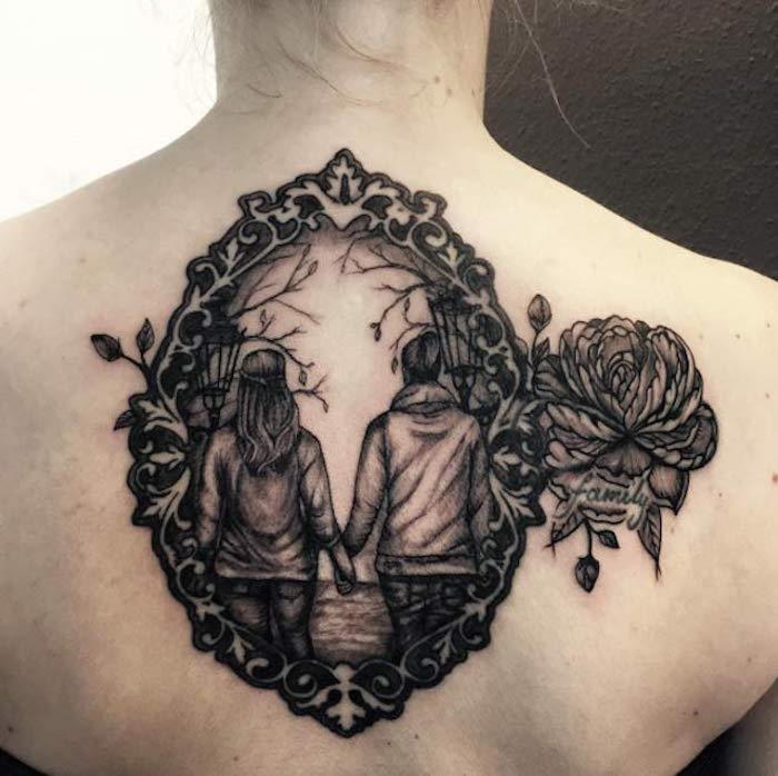 Tetovaže na črni terasi na hrbtu dve sestri tetovaže za sestre z napisom Family