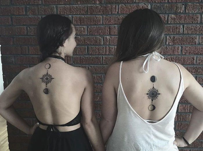 povratni simbol na tetovažih dveh sestorjev - bratje in sestre na tatouzu