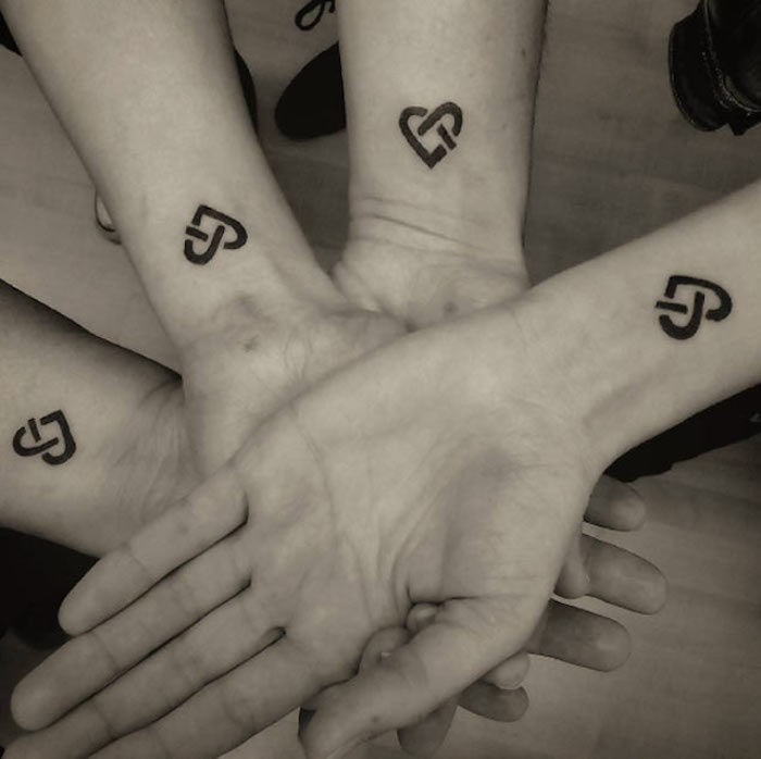 štirje bratje in sestre z minimalističnim srčnim tetovažem na zapestju - sreten tetovaž