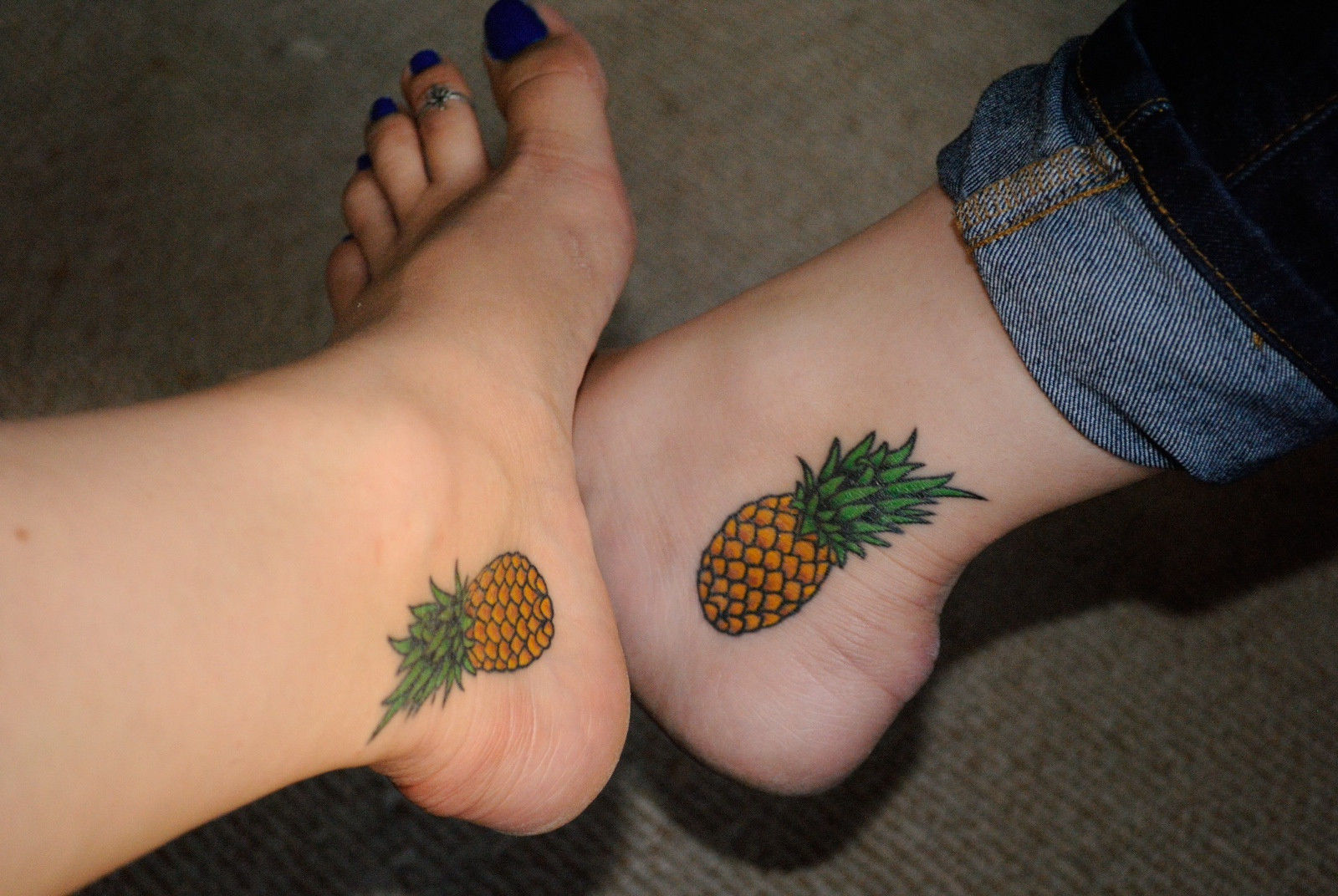 Sadne tetovaže s tetovažami v ananasu na nogah, bratovske tetovaže