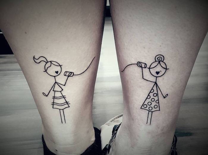 dve dekleti so na noge pritegnili s srcem kot usta tetovaže za sestro