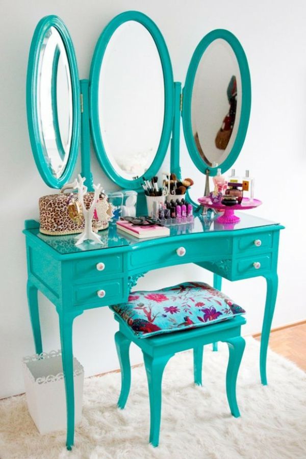 dressing modell med tre speil rundt form og turkis farge