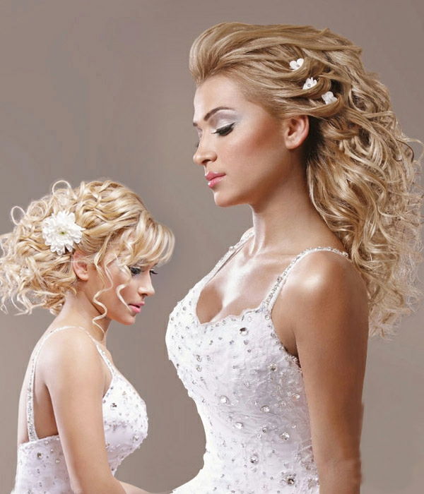 Vestido de cabelo loiro-turco-lindo em branco
