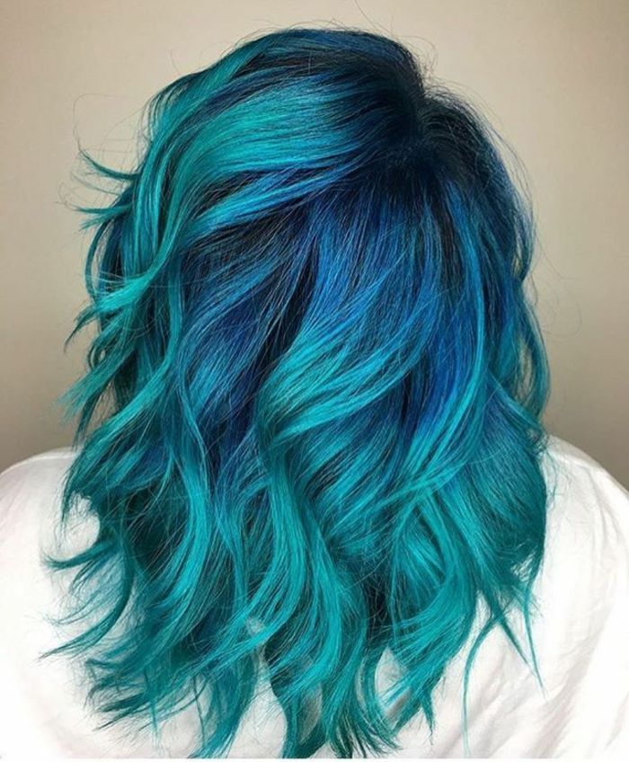 Farebné vlasy, rôzne odtiene modrej - tmavo modrej a tyrkysovej, dámske účesy pre pútavý vzhľad