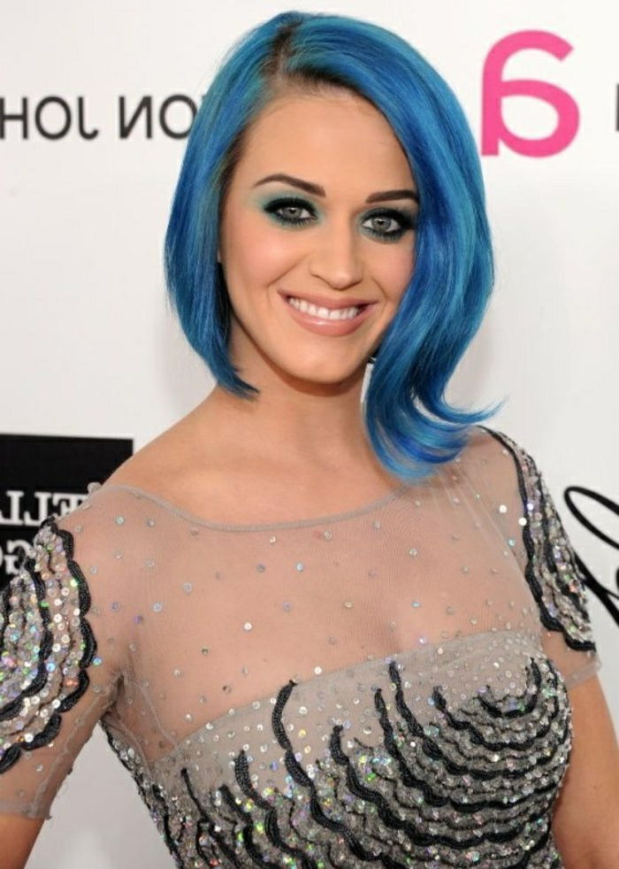 Katy Perry s modrým bobovým účesom, matná rúž, modré očné tiene, večerné šaty zdobené kryštálmi