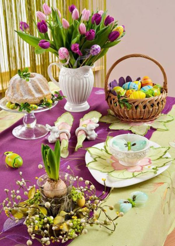 masă de-decorare-colorat-Paște-lalele-colorate-roz-roz-galben