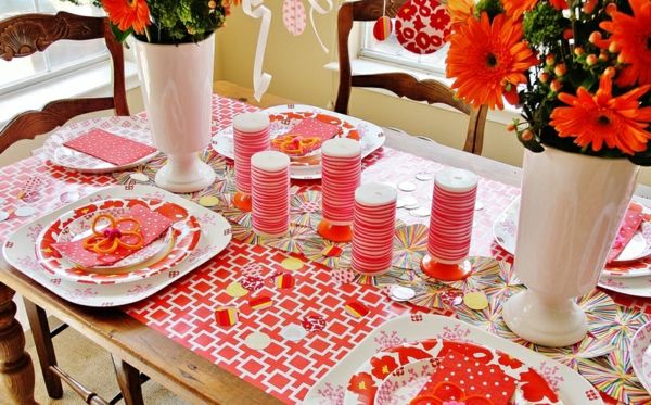 Röd-table-dekoration-eleganta-rutor-vita vaser ljus röd